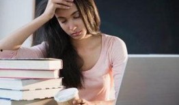 女生熬夜娱乐吃瓜酱